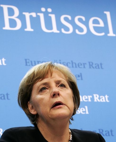 Germany's Chancellor Angela Merkel addresses a news conference at the end of a European Union Heads of State and Government summit in Brussels December 14, 2007. REUTERS/Yves Herman (BELGIUM) | Foto: Reuters