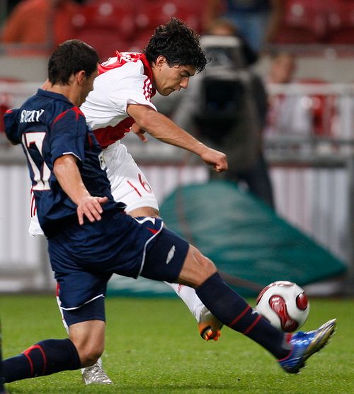 Marek Suchý ze Slavie (vlevo) bojuje o míč s Luisem Suarezem z Ajaxu. | Foto: Reuters