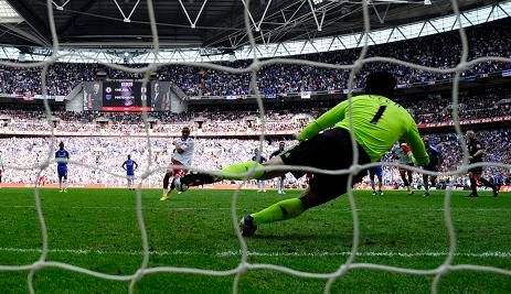 Petr Čech chytá penaltu | Foto: Sport