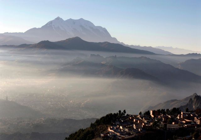 Krize pod horami: Pohled na hlavní město La Paz, v pozadí hora Illimani (6438 metrů) | Foto: Reuters