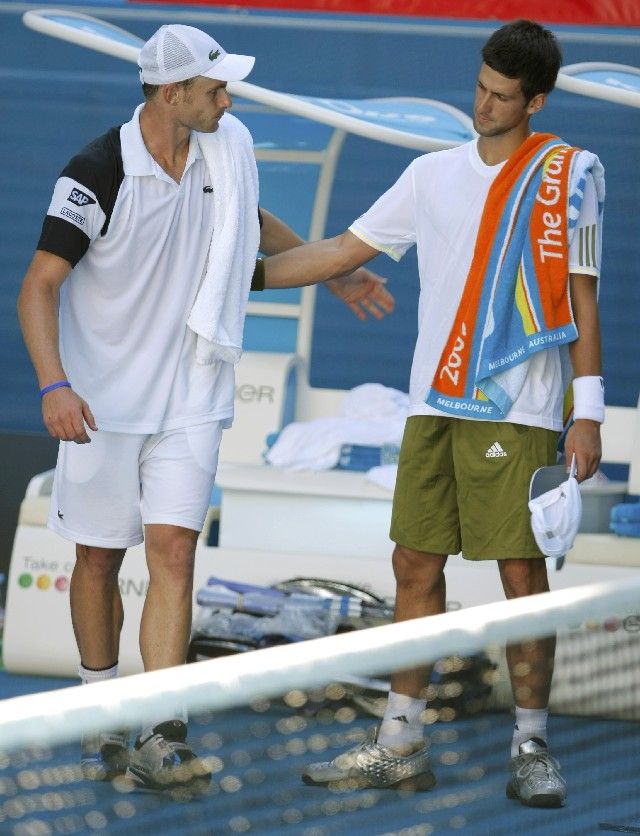 Andy Roddick (vlevo) měl postup do semifinále Australian Open usnadněný: Novaka Djokoviče zničilo vedro a musel zápas vzdát. | Foto: Reuters