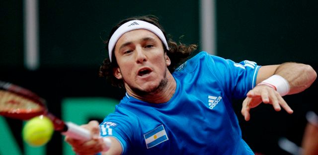 Argentinec Juan Monaco odvrací Berdychův tvrdý servis. | Foto: Reuters