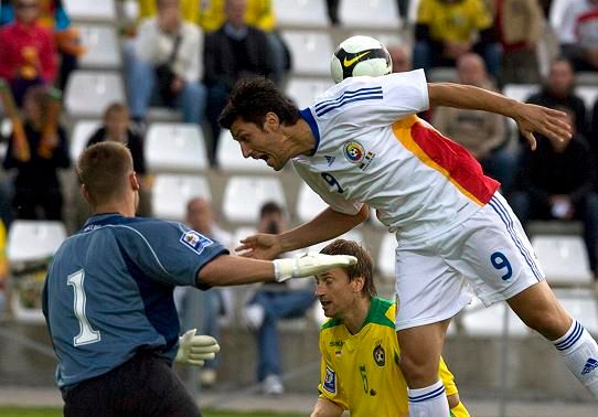 Ciprian Marica minul míč v zápase proti Litvě | Foto: Reuters