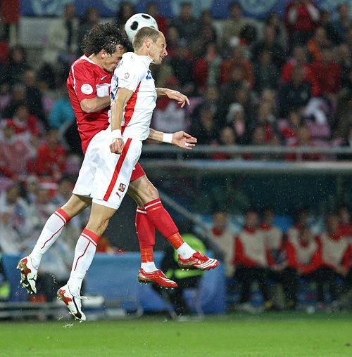 David Rozehnal (22, Česko) a Tuncay Sanli (17, Turecko) ve vzdušném souboji o míč. | Foto: Tomáš Adamec, Aktuálně.cz