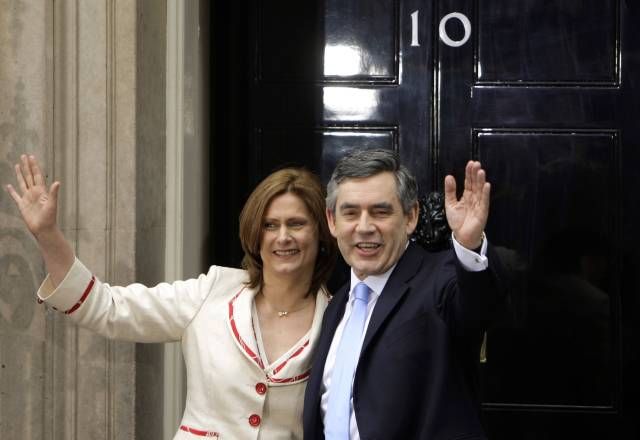 Jeden z prvních snímků novopečeného premiéra Gordona Browna s chotí Sarah. Stojí před Downing Street číslo 10. | Foto: Reuters