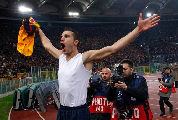 Robin van Persie oslavuje postup Arsenalu | Foto: Reuters