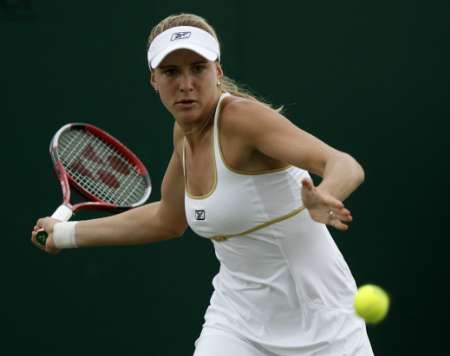 Česká tenistka Nicole Vaidišová se bije v prvním kole Wimbledonu s Italkou Karin Knappovou. | Foto: Reuters