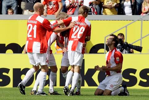 Andreas Ivanschitz a hráči Mohuče slaví gól do sítě Bayernu | Foto: Reuters