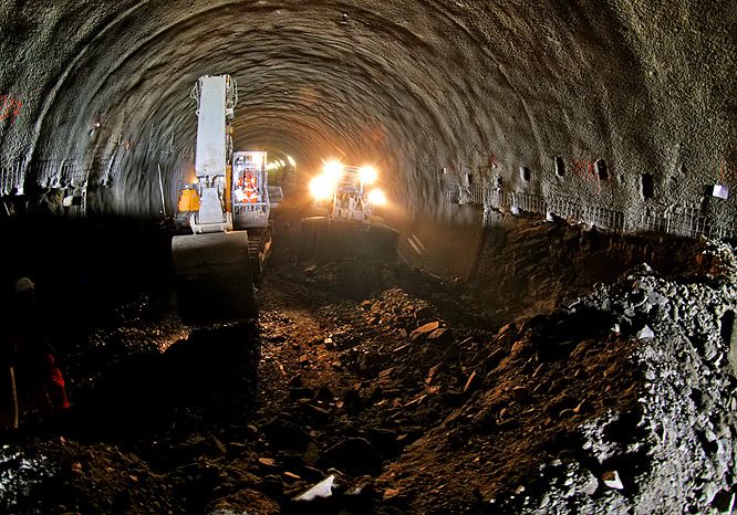 Tunel, který zahrnuje dva tubusy (stoupací bude tříproudový, klesající bude dvouproudový), se nyní prohlubuje na konečnou "tloušťku". | Foto: Tomáš Adamec, Aktuálně.cz