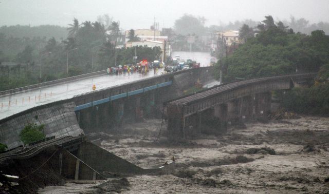 Zničený most na Tchajwanu. | Foto: Reuters