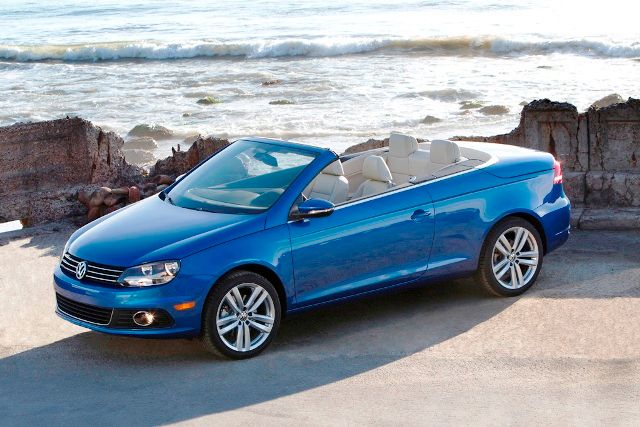 Volkswagen prodává dvě podobně velká auta. EOS má na rozdíl od Golfu cabrio pevnou skládací střechu. Základní motorizace je 1,4 TSI se 122 koni. Vrcholem motorové nabídky je dvoulitrový turbomotor s 211 koňskými silami. Cena je od 755 600 Kč. | Foto: VW