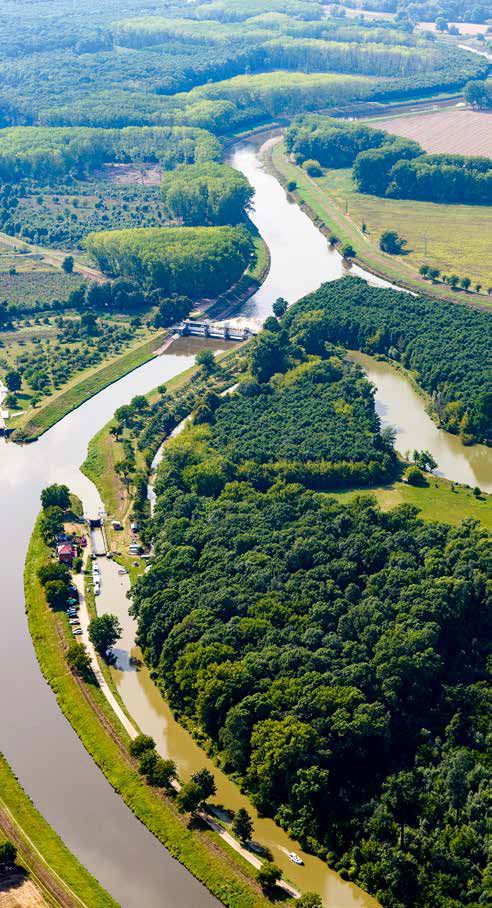 Letecký pohled na úrovňové křížení kanálu s řekou Moravou ve Vnorovech. | Foto: Povodí Moravy s. p.