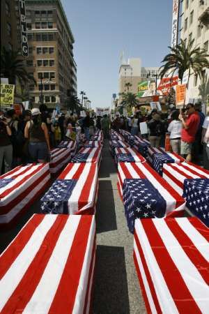 K protestům se přidali také obyvatelé Los Angeles. Ulice města zaplnili rakvemi, které měli připomenout stovky vojáků, jenž přišli v Iráku o život. | Foto: Reuters