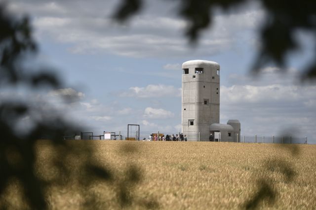 Rozhledna otevřená v roce 2019 na vrchu Šibenice nad Stěbořicemi na Opavsku připomíná betonový vojenský bunkr. Odkazuje na pevnosti v československém pohraničí před druhou světovou válkou. Stála tři miliony korun. | Foto: ČTK