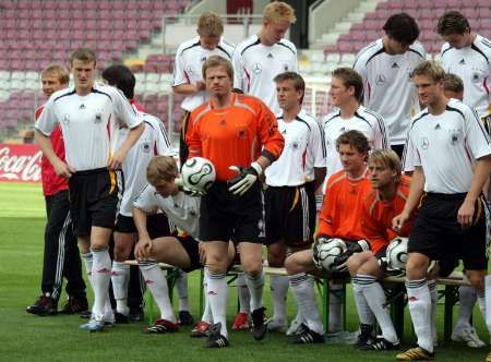 Fotbalisté Německa se rozcházejí poté, co absolvovali společné fotografování před mistrovstvím světa. | Foto: Reuters