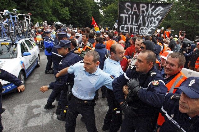 Policisté se snaží eliminovat demonstranty v průběhu třetí etapy Tour de France. | Foto: Reuters