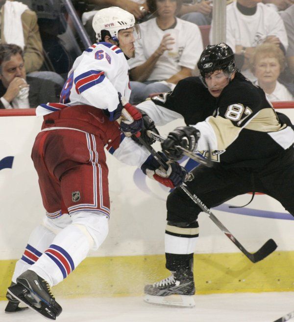 Jaromír Jágr a Sidney Crosby - podobně mladý, nadějný a vyčnívající Tučňák, jako býval český útočník. | Foto: Reuters