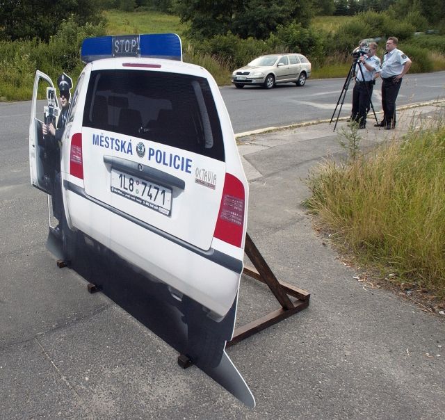 I za falešným policejním autem se mohou skrývat skuteční policisté. | Foto: ČTK