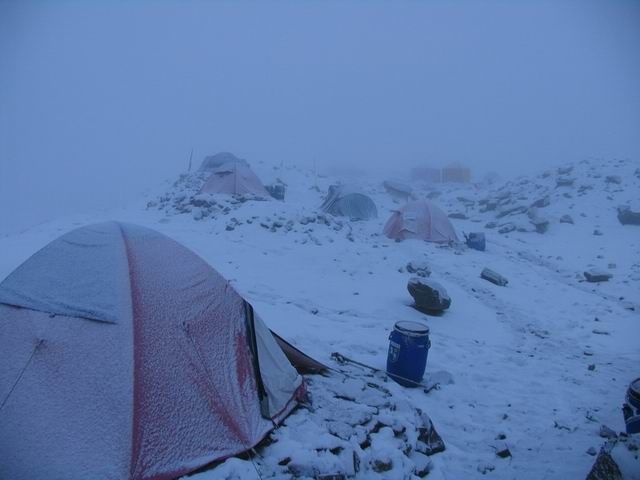 K2 bojuje se smělými dobyvateli nekonečným sněžením. | Foto: www.romanlangr.cz