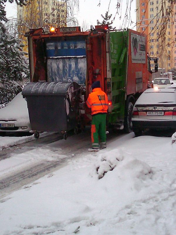 Popeláři ale vyjeli do ulic. Zatím... (Praha 4) | Foto: Aktuálně.cz