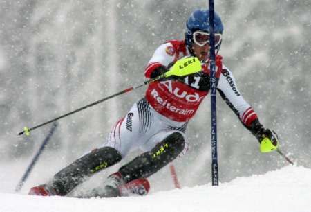 Rakušan Benjamin Raich projíždí branku na světovém poháru ve slalomu v Reiteralm. | Foto: Reuters