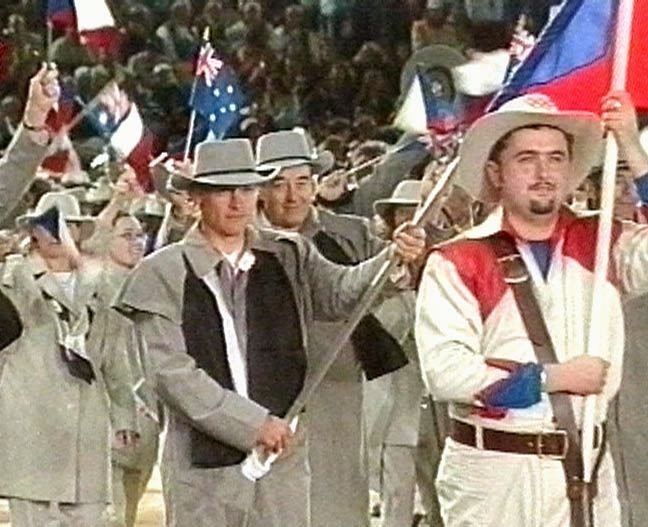 Sydney 2000 - Komu jinému dát vlajku do ruky na zahajovacím olympijském ceremoniálu než dvojnásobnému šampionovi letních her MARTINU DOKTOROVI. V Sydney tak vykročil jako první Čech na stadion právě rychlostní kanoista. | Foto: ČTK