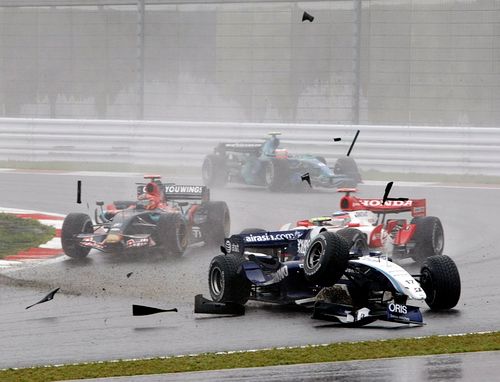 Rozbitý Williams rakouského jezdce Alexandera Wurze při závodě ve Fudži. | Foto: Reuters