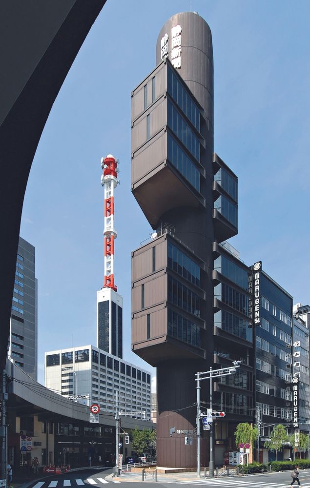 Shizuoka Press and Broadcasting Center od  Kenzo Tangeho představuje nejznámější příklad japonského architektonického hnutí 60. a 70. let nazvaného “metabolismus”. Ten vznikl jako reakce na příliš rychlý růst měst a jejich přelidněnost. Paralela vychází z metabolismu v organismech, kdy se v nich buňky mění. Vizionářští autoři, kteří ovlivnili i české architekty, předpokládali prodloužení životnosti architektury použitím vyměnitelných buněk-kapslí. | Foto: Petr Šmídek