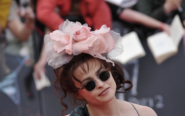 Více "crazy" styl jako obvykle zvolila herečka Helena Bonham Carter. | Foto: Reuters