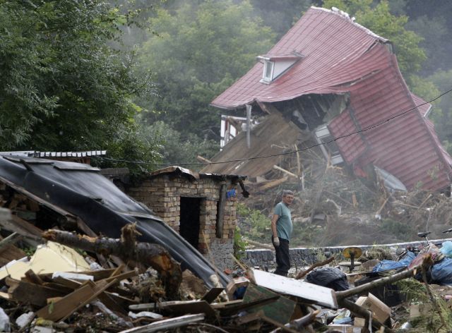 Voda ničila i domy u sousedé. Snímek je z polské Bogatynie. | Foto: Reuters