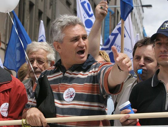 Předseda Milan Štěch v čele demonstrantů | Foto: Ludvík Hradilek