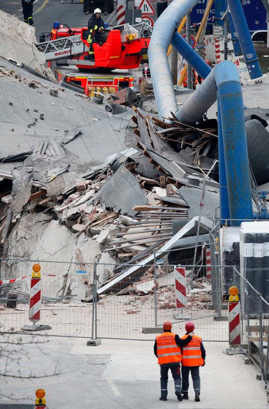 Záchrané oddíly pracují na odstraňování trosek. | Foto: Reuters