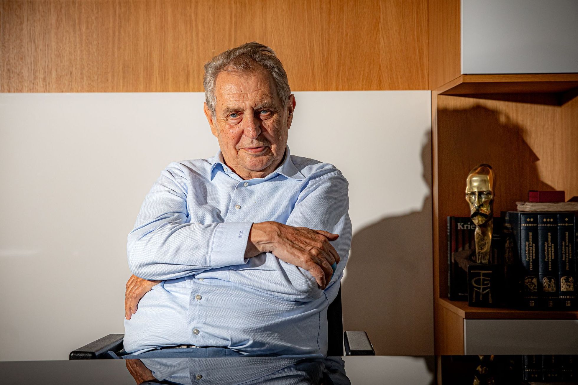 Zeman po další operaci zůstává v nemocnici. K jeho stavu promluvila i manželka Ivana