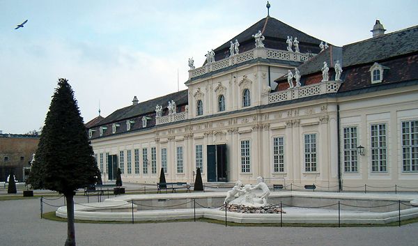 Dolní Belvedere najdou turisté snadno. Je kousek od jižního nádraží a hned před ním je také stejnojmenná tramvajová zastávka - Unteres Belvedere. | Foto: Jiří Hloušek