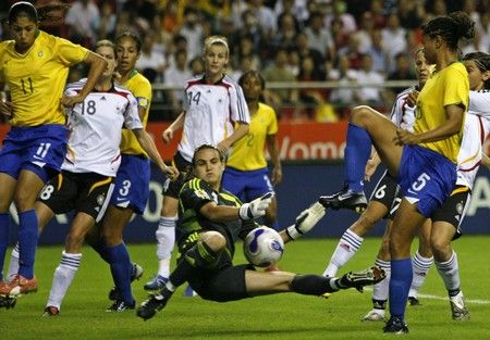 Brankářka Angererová čelí nepříjemné situaci ve finále MS | Foto: Reuters