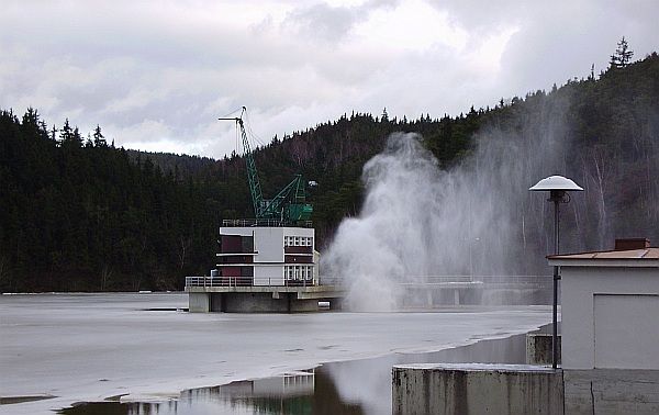 Voda nekontrolovaně odtéká přepadem z nádrže Hracholusky. | Foto: in-pocasi.cz