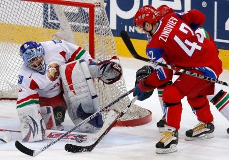 Sergej Zinovjev se snaží překonat brankáře Mezina. | Foto: Václav Rojík