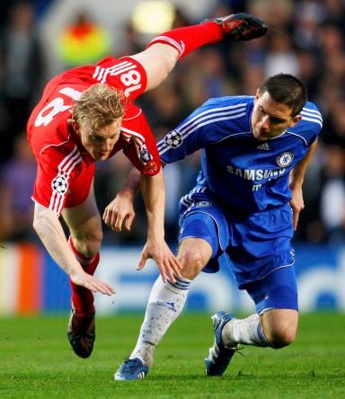 Liverpoolský Dirk Kuyt letí vzduchem po zákroku Franka Lamparda. | Foto: Reuters