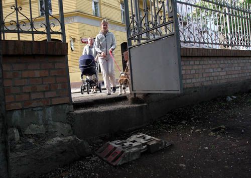 Když vyzvednul dcery a vnučku, vyrazili společně na procházku do Stromovky. | Foto: Ondřej Besperát, Aktuálně.cz