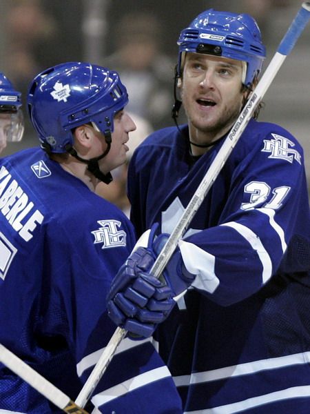 Tomáš Kaberle (vlevo) gratuluje spoluhráči z Toronta Pavlu Kubinovi k jeho druhé brance v zápase s Montrealem. | Foto: Reuters