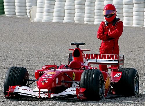 Valentino Rossi kouká na své Ferrari poté, co při testech ve Valencii vyjel z trati. | Foto: Reuters