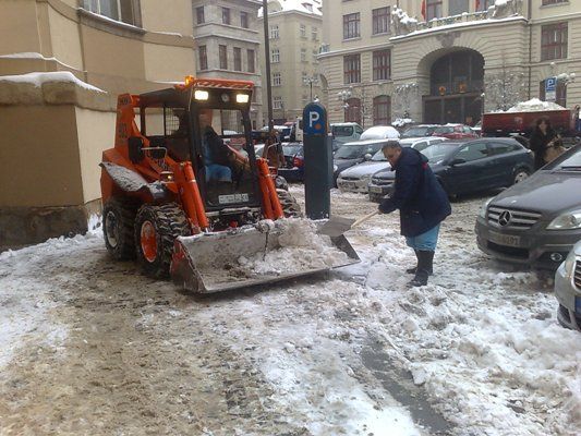 I na Mariánském náměstí pomáhá s úklidem sněhu technika. | Foto: Hana Pecinová