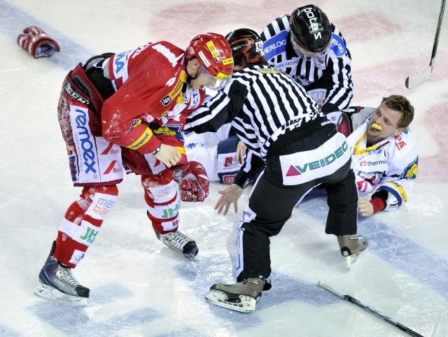 Čtvrtfinále play off hokejové extraligy, 2. zápas Bílí Tygři Liberec - HC Slavia Praha 6. března 2011 v Liberci. Andrej Podkonický (vpravo) z Liberce a Jiří Doležal ze Slavie Praha. | Foto: ČTK