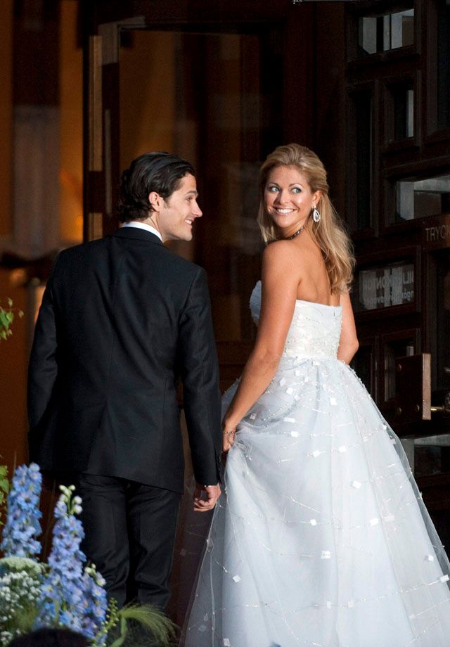 Sourozenci nevěsty. Princezna Madeleine v doprovodu svého bratra, prince Carla Philipa. | Foto: Reuters