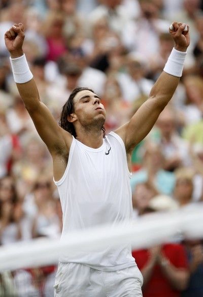 Španěl Rafael Nadal se raduje z postupu do finále. Na titul zatím ve Wimbledonu nedosáhl. | Foto: Reuters