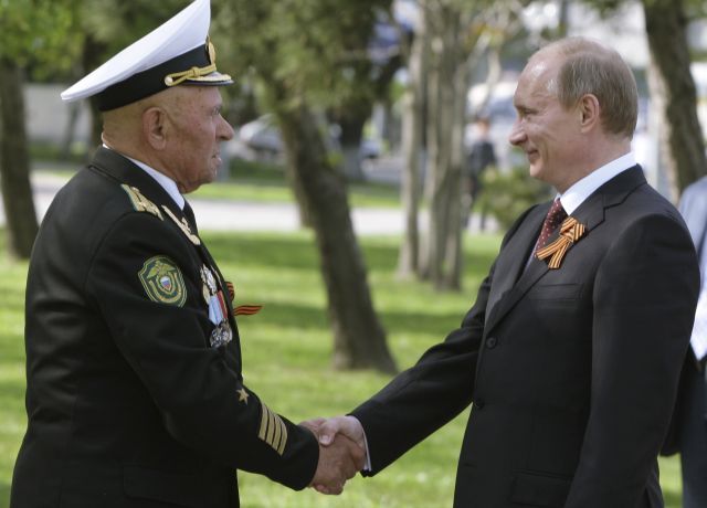 Ruský premiér Vladimir Putin s válečným veterán v černomořském přístavu Novorosijsk. | Foto: Reuters