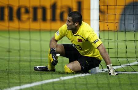 Volkan Demirel si zřejmě na Euru už nezachytá. | Foto: Reuters