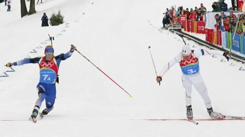 V dramatickém finiši o bronz porazil Raphael Poiréé z Francie svého švédského soupeře Carl Johana Bergmana jen o několik centimetrů. | Foto: Reuters