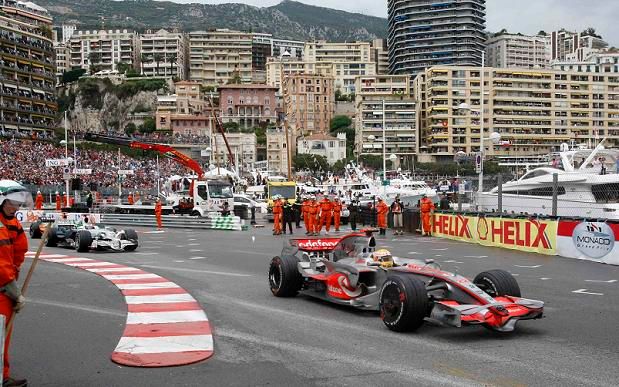 Lewis Hamilton si jede pro první místo | Foto: Reuters