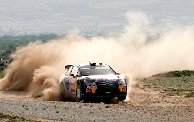 Během pauzy od formule 1 si vyzkoušel rally i závody série NASCAR. Po světě rychlých kol se mu ale prý stýskalo. | Foto: Reuters